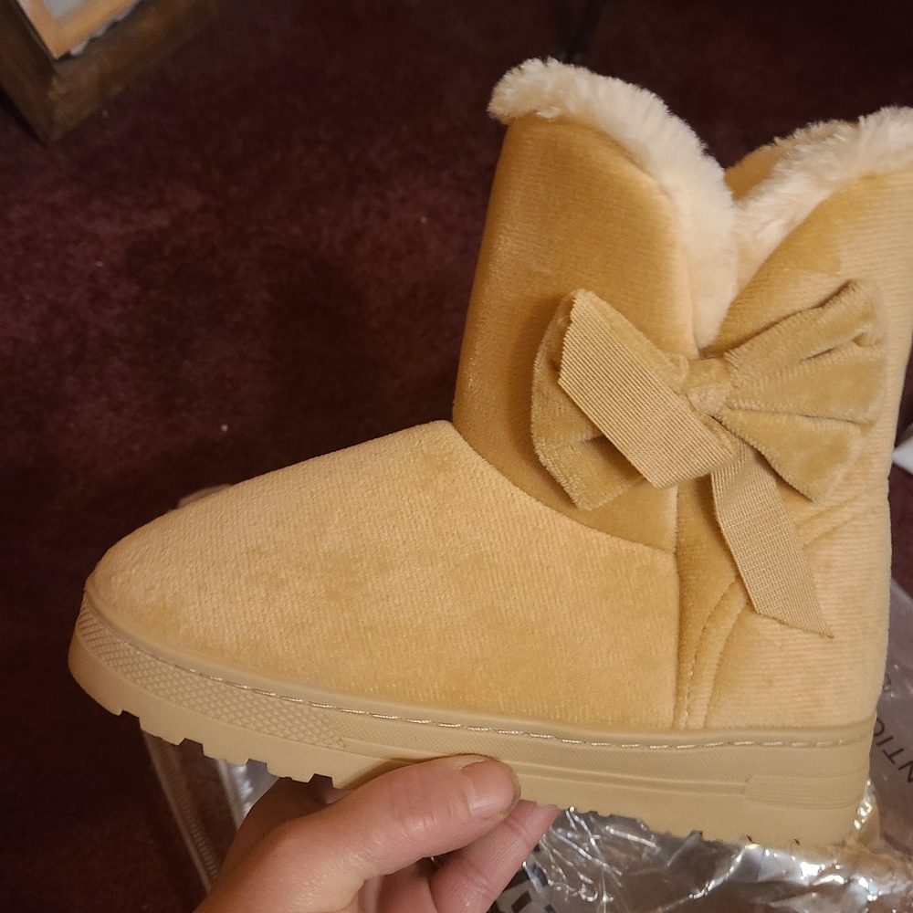 nwt cute boots size 3 girls